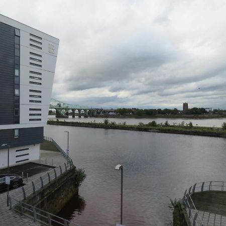 Home From Home With Fantastic Views Runcorn Exterior foto